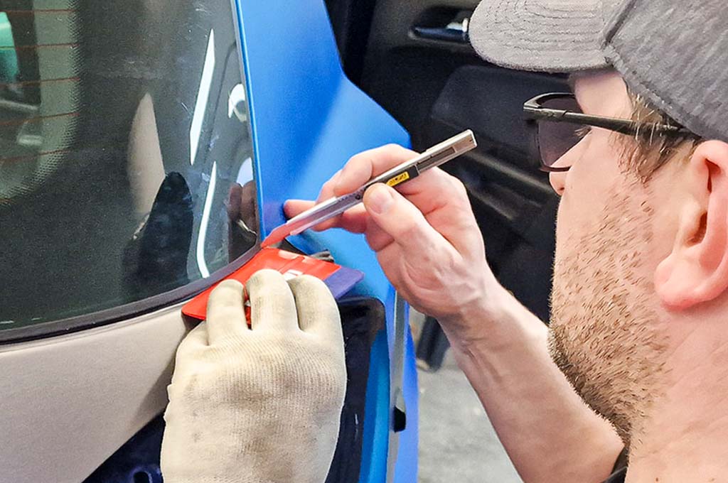 Outfitfolien, Schulungen, Bochum, Essen, Ruhrgebiet, Spezialist, Folierung, Folierungen, Beklebung, Auto, Kfz, Fahrzeug, Fensterscheiben, Möbel, Ausbildung, Eugen, Buling